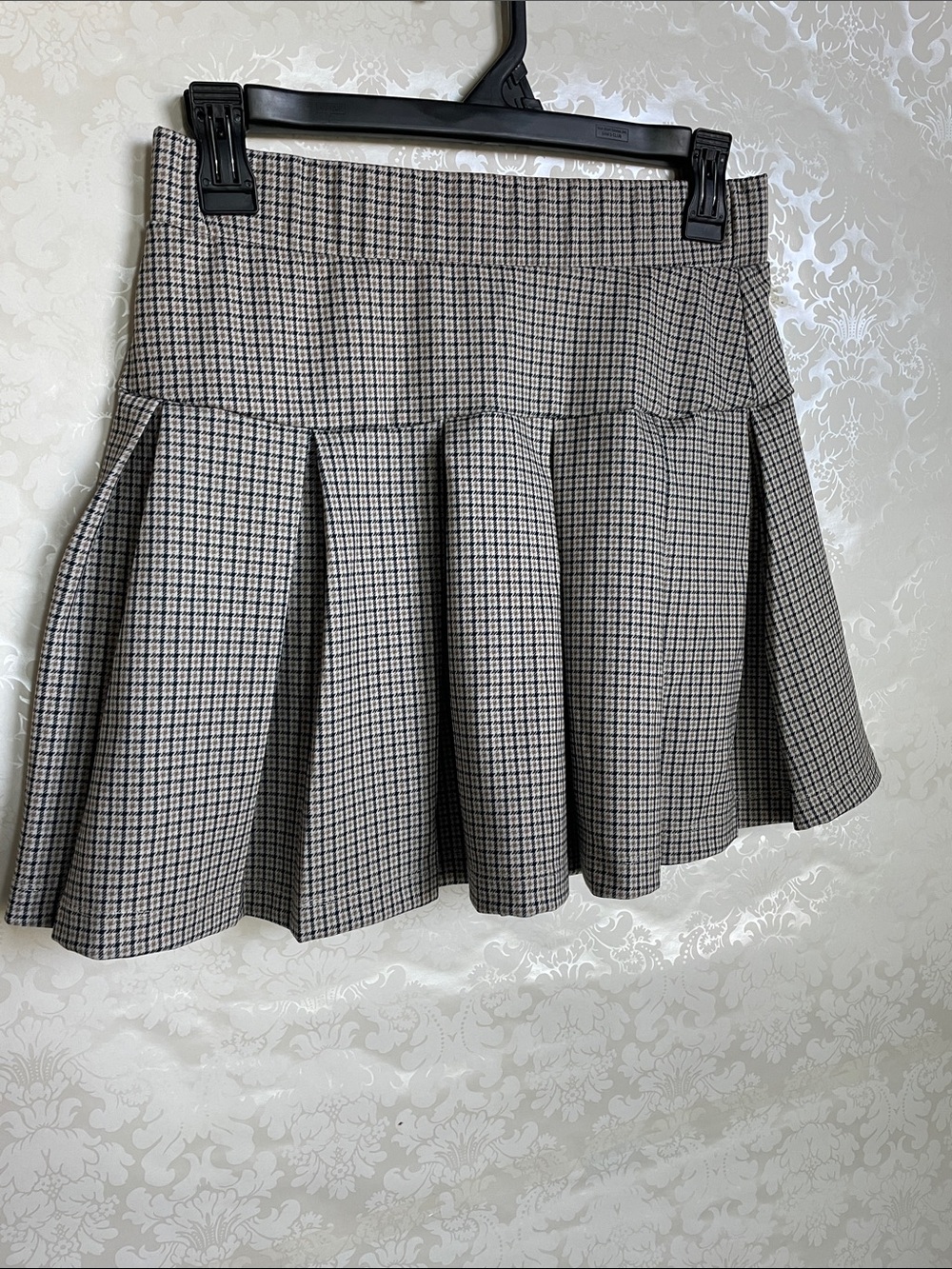 Olive & Oak Gray Plaid Pleated Mini Skirt